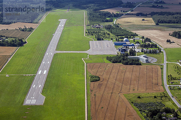 Estland  Landebahn eines kleinen Flughafens bei Tartu  Luftbild