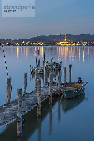 Deutschland  Bodensee  Steg in Iznang mit Radolfzell im Hintergrund