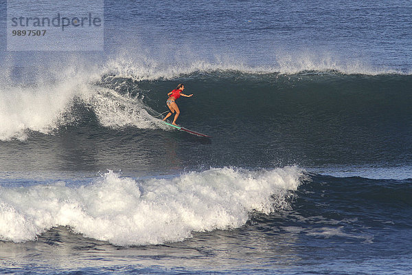 Indonesien  Bali  Surferin