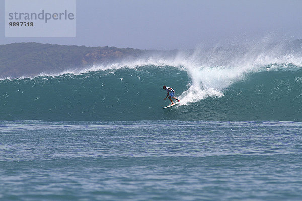Indonesien  Insel Lombok  Surfer