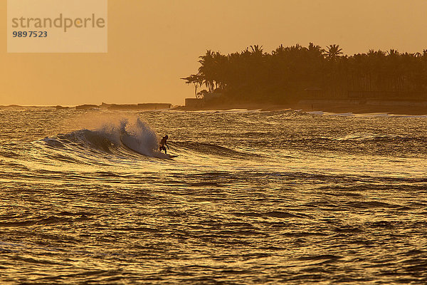Indonesien  Bali  Surfer in der Dämmerung