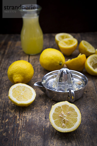 Frisch gepresster Zitronensaft  Zitronenpresse