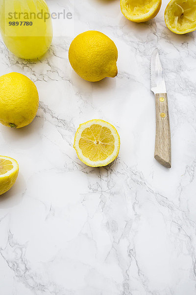 Frisch gepresste Zitrone  Messer und Bio-Zitronen