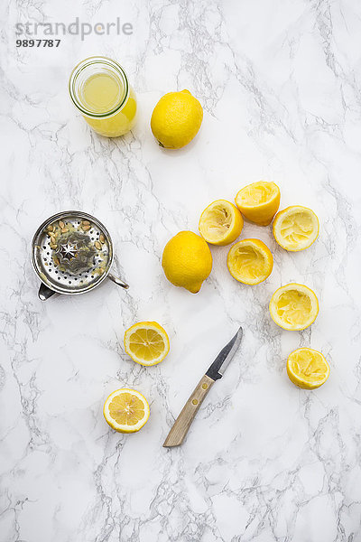 Frisch gepresster Zitronensaft  Bio-Zitronen und Zitronenpresse