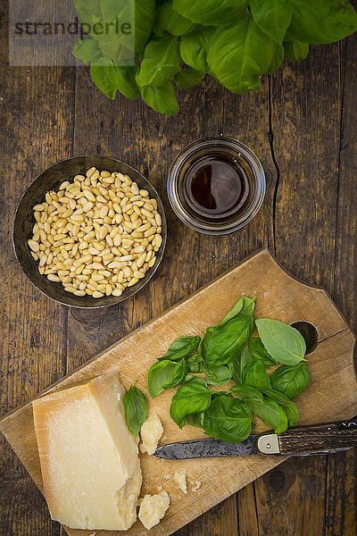 Pesto alla Genovese  Basilikum  Parmesan  Pinienkerne  Olivenöl und rohe Trofie-Nudeln