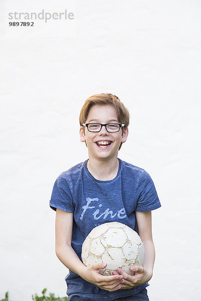 Porträt des lachenden Jungen mit Fußball