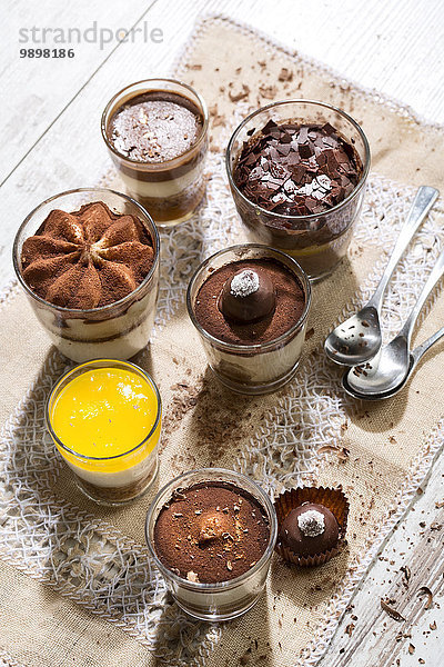 Gläser mit verschiedenen Dessertsorten