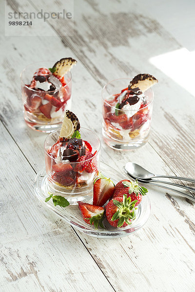 Dessert in Gläsern mit Joghurt  Quark  Erdbeeren und Marshmallows