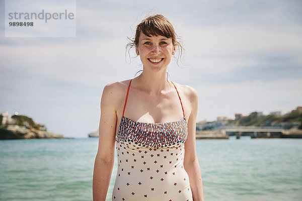 Spanien  Mallorca  Porto Christo  Porträt einer Frau im Badeanzug
