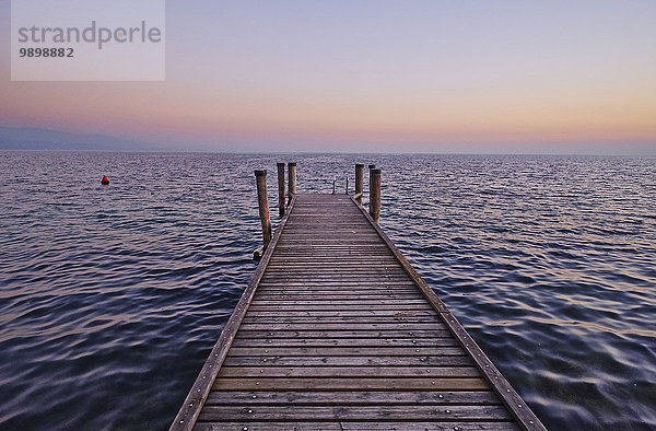 Italien  Punta san Vigilio  Gardasee  Steg in der Dämmerung