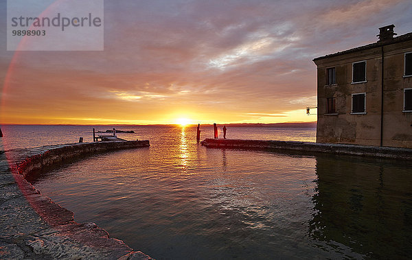 Italien  Punta san Vigilio  Sonnenuntergang über dem Gardasee