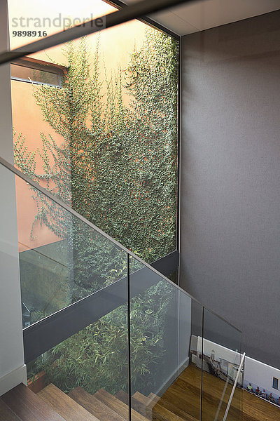 Treppenhaus mit Glasgeländer in einem modernen Einfamilienhaus