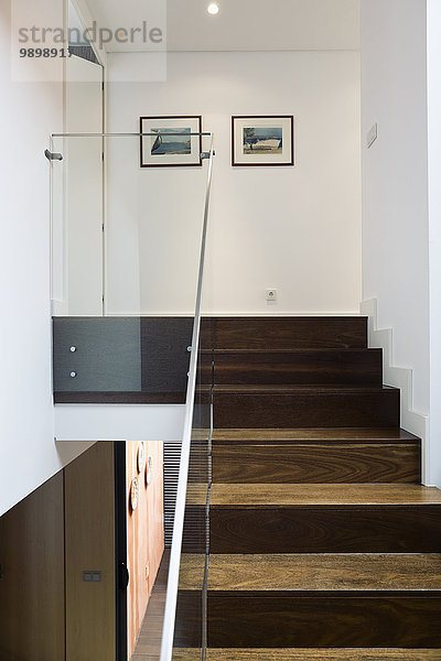 Treppenhaus mit Glasgeländer in einem modernen Einfamilienhaus
