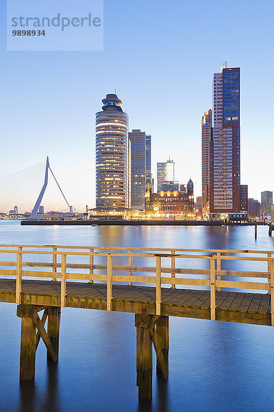 Niederlande  Grafschaft Holland  Rotterdam  Blick auf Erasmusbrücke  Kop van Zuid  Pier vorne