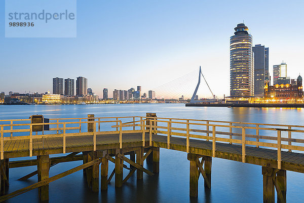 Niederlande  Grafschaft Holland  Rotterdam  Blick auf Erasmusbrücke  Kop van Zuid  Pier vorne