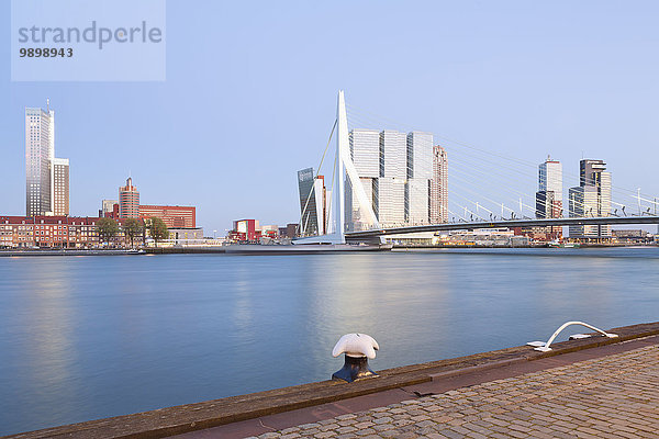 Niederlande  Grafschaft Holland  Rotterdam  Kop van Zuid  Blick auf die Erasmusbrücke und die Skyline am Abend