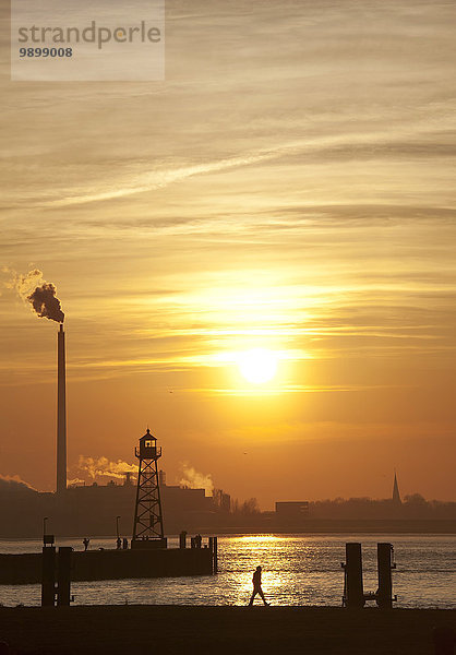 Deutschland  Bremerhaven  Leuchtturm am Pier bei Sonnenuntergang