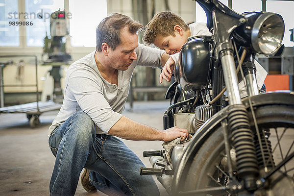 Vater und Sohn pflegen Vintage Moped