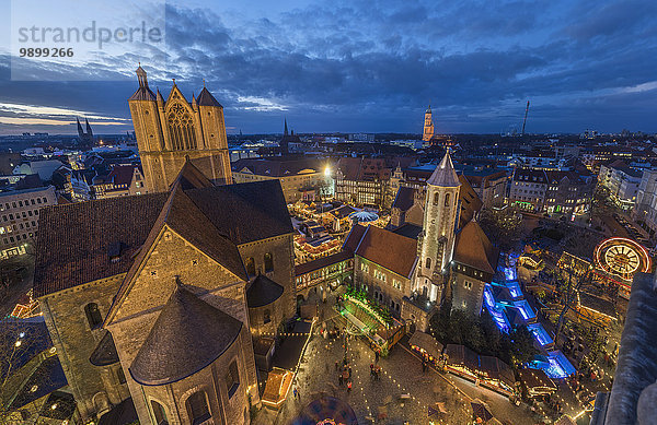 Deutschland  Niedersachsen  Braunschweig  Weihnachtsmarkt am Abend