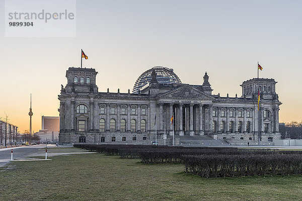Deutschland  Berlin  Berlin-Tiergarten  Reichstagsgebäude und Berliner Fernsehturm am Vormittag