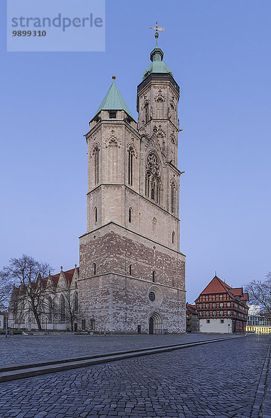 Deutschland  Niedersachsen  Braunschweig  St. Andreas Kirche und Alte Waage  Fachwerkhaus  abends