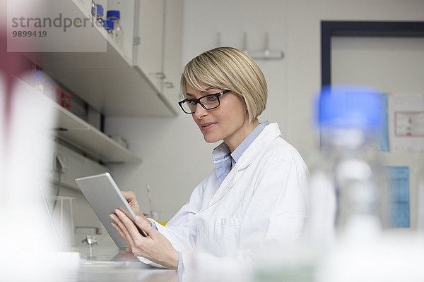 Wissenschaftler mit digitalem Tablett im Labor