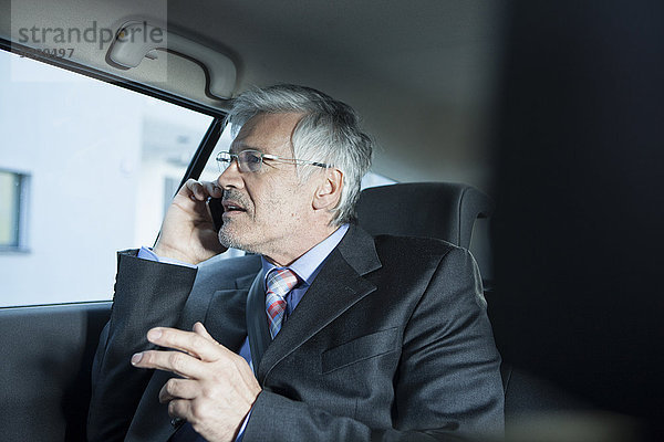 Geschäftsmann beim Telefonieren im Auto