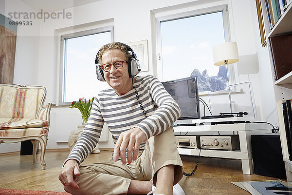 Senior Mann mit Kopfhörer  Musik hören