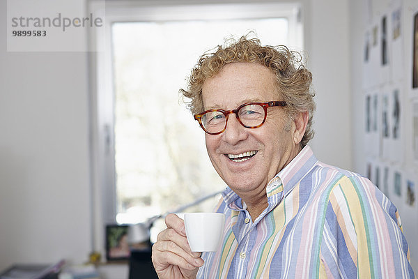 Senior Mann trinkt Espresso zu Hause