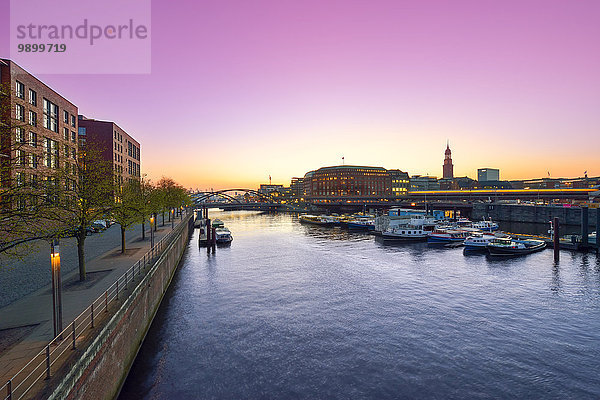 Deutschland  Hamburg  Binnenhafen bei Sonnenuntergang
