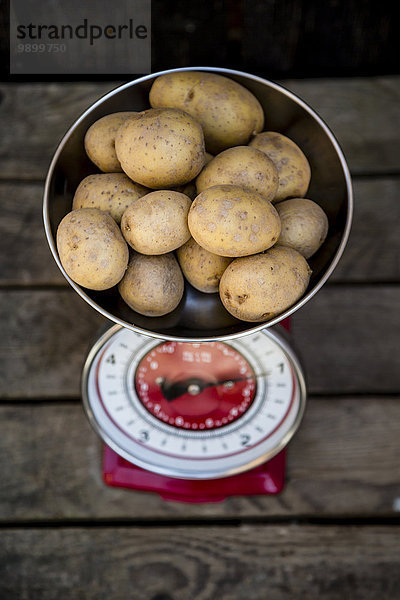 Kilogramm Kartoffeln auf einer Küchenwaage