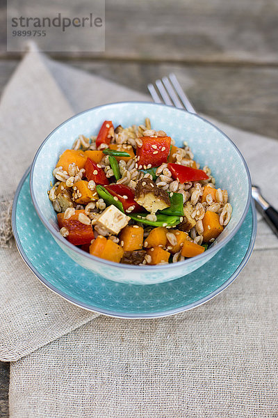 Veganer Salat mit Dinkel  Sesam  Tofu  roter Paprika  Zuckerschoten und Karotten