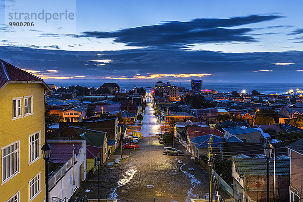 Chile  Blick auf Punta Arenas bei Sonnenaufgang