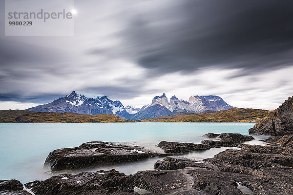 Chile  Cordillera del Paine  Blick auf Pehoe Lake und Torres del Paine im Hintergrund
