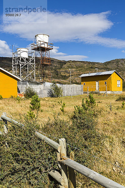 Chile  Torres del Paine Nationalpark  Siedlung mit Wasserturm