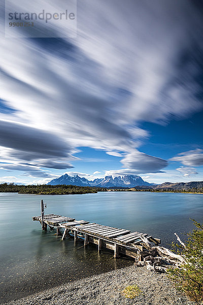 Chile  Torres del Paine Nationalpark  gebrochener Steg am Rio Paine