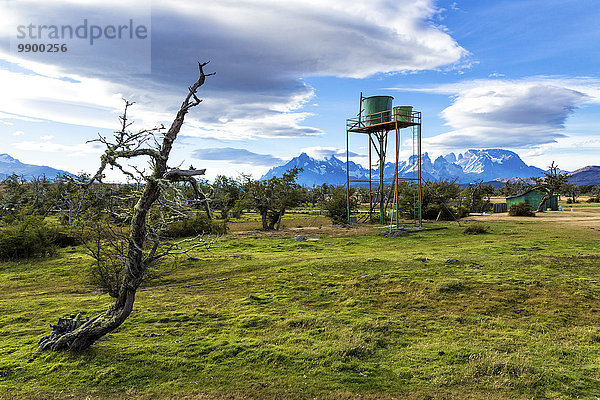 Chile  Torres del Paine Nationalpark  Siedlung mit Wasserturm am Rio Paine