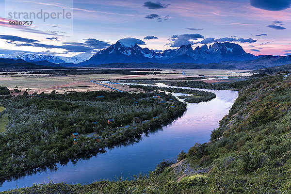 Chile  Torres del Paine Nationalpark  Rio Paine bei Sonnenuntergang