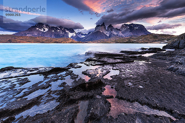 Chile  Torres del Paine Nationalpark  Sonnenaufgang am Lago Pehoe