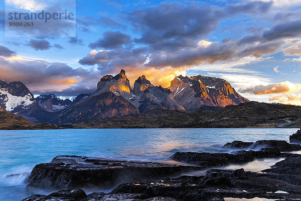 Chile  Torres del Paine Nationalpark  Sonnenaufgang am Lago Pehoe