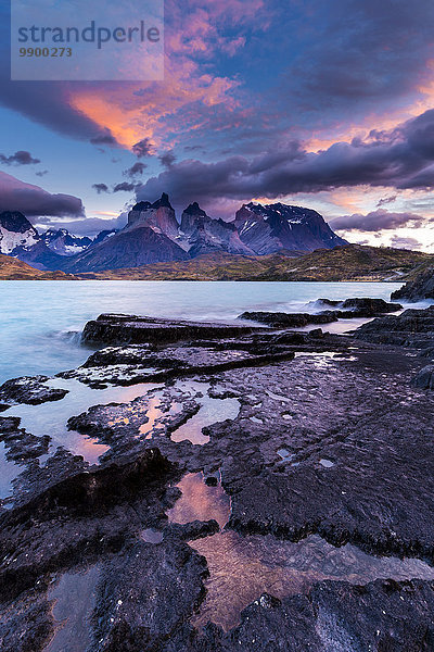 Chile  Torres del Paine Nationalpark  Sonnenaufgang am Lago Pehoe