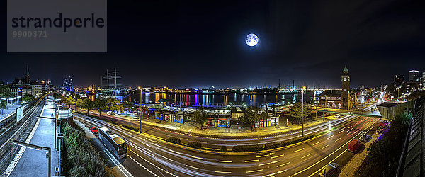 Deutschland  Hamburg  Blick auf die Anlegestellen bei Nacht