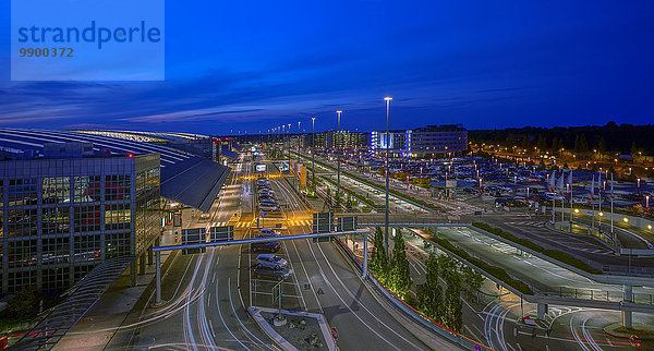 Deutschland  Hamburg  Terminal zwei bei Dämmerung