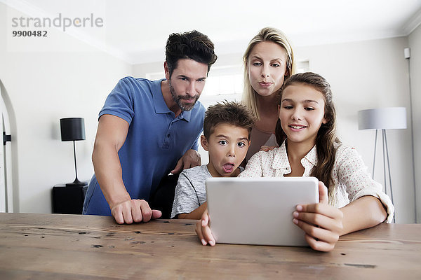 Familie mit digitalem Tablett