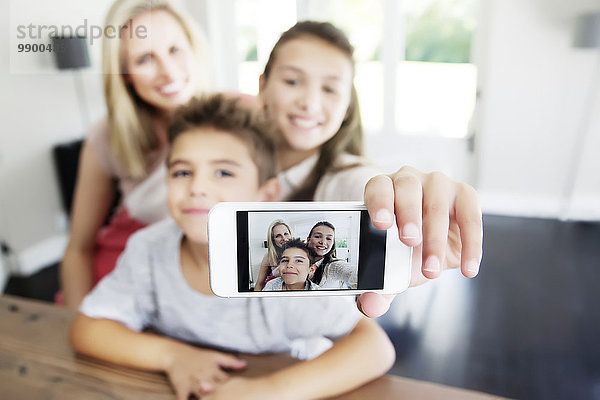 Familie nimmt Selfie mit Smartphone