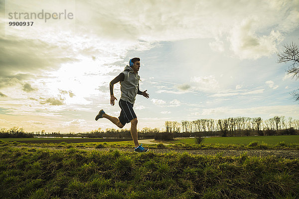 Deutschland  Mannheim  junger Mann beim Joggen