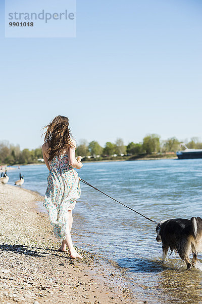 Deutschland  Mannheim  junge Frau mit Hund auf dem Rhein