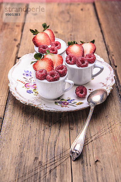 Dessert mit Himbeeren und Erdbeeren
