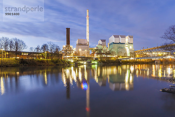 Deutschland  Stuttgart  KWK-Anlage am Neckar am Abend