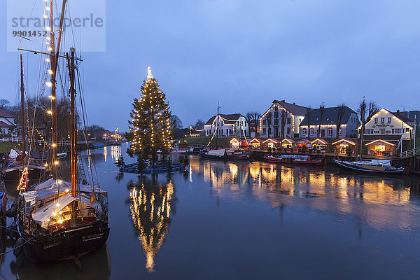 Deutschland  Niedersachsen  Carolinensiel  Hafen mit Weihnachtsbeleuchtung